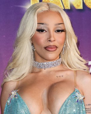 Amerikalı rapçi ve şarkıcı Doja Cat (Amala Ratna Zandile Dlamini) 10 Mayıs 2025 tarihinde Huntington City Beach, Orange County, California, ABD 'de düzenlenen Fiji Airways tarafından sunulan iHeartRadio 102.7 KIIS FM Wango 2025' e ulaştı..