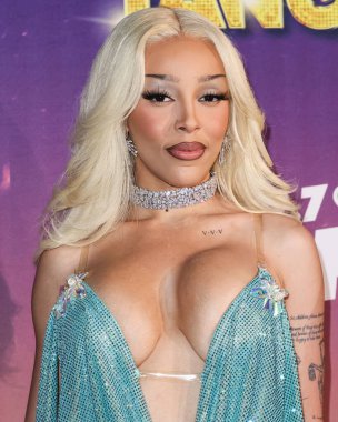 Amerikalı rapçi ve şarkıcı Doja Cat (Amala Ratna Zandile Dlamini) 10 Mayıs 2025 tarihinde Huntington City Beach, Orange County, California, ABD 'de düzenlenen Fiji Airways tarafından sunulan iHeartRadio 102.7 KIIS FM Wango 2025' e ulaştı..