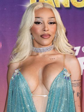 Amerikalı rapçi ve şarkıcı Doja Cat (Amala Ratna Zandile Dlamini) 10 Mayıs 2025 tarihinde Huntington City Beach, Orange County, California, ABD 'de düzenlenen Fiji Airways tarafından sunulan iHeartRadio 102.7 KIIS FM Wango 2025' e ulaştı..