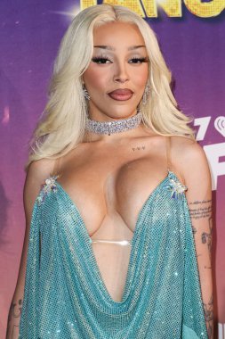 Amerikalı rapçi ve şarkıcı Doja Cat (Amala Ratna Zandile Dlamini) 10 Mayıs 2025 tarihinde Huntington City Beach, Orange County, California, ABD 'de düzenlenen Fiji Airways tarafından sunulan iHeartRadio 102.7 KIIS FM Wango 2025' e ulaştı..