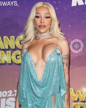 Amerikalı rapçi ve şarkıcı Doja Cat (Amala Ratna Zandile Dlamini) 10 Mayıs 2025 tarihinde Huntington City Beach, Orange County, California, ABD 'de düzenlenen Fiji Airways tarafından sunulan iHeartRadio 102.7 KIIS FM Wango 2025' e ulaştı..