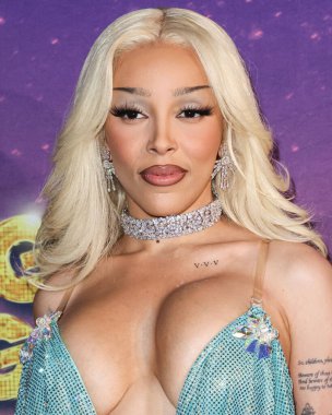 Amerikalı rapçi ve şarkıcı Doja Cat (Amala Ratna Zandile Dlamini) 10 Mayıs 2025 tarihinde Huntington City Beach, Orange County, California, ABD 'de düzenlenen Fiji Airways tarafından sunulan iHeartRadio 102.7 KIIS FM Wango 2025' e ulaştı..