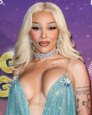 Amerikalı rapçi ve şarkıcı Doja Cat (Amala Ratna Zandile Dlamini) 10 Mayıs 2025 tarihinde Huntington City Beach, Orange County, California, ABD 'de düzenlenen Fiji Airways tarafından sunulan iHeartRadio 102.7 KIIS FM Wango 2025' e ulaştı..