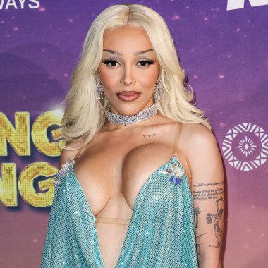 Amerikalı rapçi ve şarkıcı Doja Cat (Amala Ratna Zandile Dlamini) 10 Mayıs 2025 tarihinde Huntington City Beach, Orange County, California, ABD 'de düzenlenen Fiji Airways tarafından sunulan iHeartRadio 102.7 KIIS FM Wango 2025' e ulaştı..