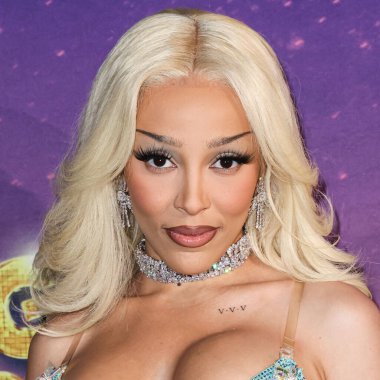 Amerikalı rapçi ve şarkıcı Doja Cat (Amala Ratna Zandile Dlamini) 10 Mayıs 2025 tarihinde Huntington City Beach, Orange County, California, ABD 'de düzenlenen Fiji Airways tarafından sunulan iHeartRadio 102.7 KIIS FM Wango 2025' e ulaştı..
