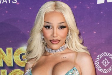 Amerikalı rapçi ve şarkıcı Doja Cat (Amala Ratna Zandile Dlamini) 10 Mayıs 2025 tarihinde Huntington City Beach, Orange County, California, ABD 'de düzenlenen Fiji Airways tarafından sunulan iHeartRadio 102.7 KIIS FM Wango 2025' e ulaştı..