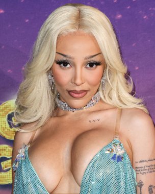 Amerikalı rapçi ve şarkıcı Doja Cat (Amala Ratna Zandile Dlamini) 10 Mayıs 2025 tarihinde Huntington City Beach, Orange County, California, ABD 'de düzenlenen Fiji Airways tarafından sunulan iHeartRadio 102.7 KIIS FM Wango 2025' e ulaştı..