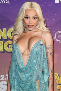 Amerikalı rapçi ve şarkıcı Doja Cat (Amala Ratna Zandile Dlamini) 10 Mayıs 2025 tarihinde Huntington City Beach, Orange County, California, ABD 'de düzenlenen Fiji Airways tarafından sunulan iHeartRadio 102.7 KIIS FM Wango 2025' e ulaştı..