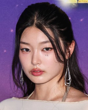 Amerikalı kız grubu KATSEYE 'den Güney Koreli şarkıcı Jeung Yoon-chae, Fiji Airways tarafından sunulan 102.7 KIIS FM Wango 2025 sayılı iHeartRadio' ya 10 Mayıs 2025 tarihinde Huntington City Beach, Orange County, Kaliforniya 'da ulaştı.