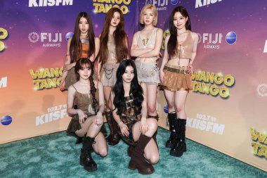 Jiwoo, Lily Jin Park Morrow, Sullyoon, Kyujin (Jang Kyujin), BAE (Bae Jinsol) ve Güney Koreli kız grubu NMIXX 'ten Haewon, Huntington City Beach' te düzenlenen Fiji Havayolları tarafından sunulan iHeartRadio 102.7 KIIS FM Wango 2025 'e geldiler. 
