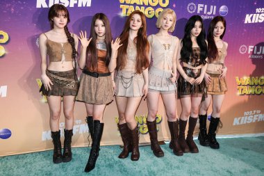 Lily Jin Park Morrow, Jiwoo, Sullyoon, BAE (Bae Jinsol), Güney Koreli kız grubu NMIXX 'ten Kyujin ve Haewon, Fiji Havayolları tarafından 10 Mayıs 2025' te Huntington City Beach 'te düzenlenen iHeartRadio 102.7 KIIS FM Wango Tango 2025' e geldiler. 