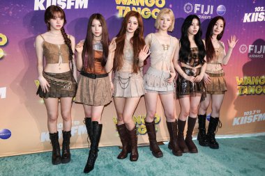 Lily Jin Park Morrow, Jiwoo, Sullyoon, BAE (Bae Jinsol), Güney Koreli kız grubu NMIXX 'ten Kyujin ve Haewon, Fiji Havayolları tarafından 10 Mayıs 2025' te Huntington City Beach 'te düzenlenen iHeartRadio 102.7 KIIS FM Wango Tango 2025' e geldiler. 