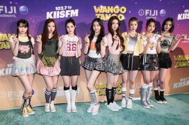 Ye-on, Stella, Yuha, Ian, A-na, Juun, Carmen (Nyoman Ayu Carmenita) ve Güney Koreli kız grubu Hearts2Hearts 'ten Jiwoo, Fiji Havayolları tarafından 10 Mayıs 2025' te Huntington City Beach 'te düzenlenen iHeartRadio 102.7 KIIS FM Wango Tango 2025' e geldiler. 