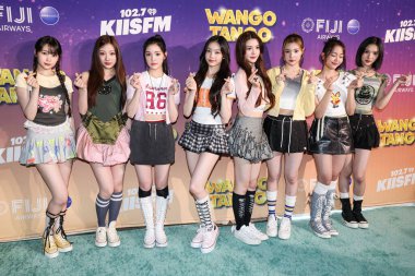 Ye-on, Stella, Yuha, Ian, A-na, Juun, Carmen (Nyoman Ayu Carmenita) ve Güney Koreli kız grubu Hearts2Hearts 'ten Jiwoo, Fiji Havayolları tarafından 10 Mayıs 2025' te Huntington City Beach 'te düzenlenen iHeartRadio 102.7 KIIS FM Wango Tango 2025' e geldiler. 