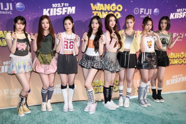 Ye-on, Stella, Yuha, Ian, A-na, Juun, Carmen (Nyoman Ayu Carmenita) ve Güney Koreli kız grubu Hearts2Hearts 'ten Jiwoo, Fiji Havayolları tarafından 10 Mayıs 2025' te Huntington City Beach 'te düzenlenen iHeartRadio 102.7 KIIS FM Wango Tango 2025' e geldiler. 