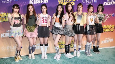 Ye-on, Stella, Yuha, Ian, A-na, Juun, Carmen (Nyoman Ayu Carmenita) ve Güney Koreli kız grubu Hearts2Hearts 'ten Jiwoo, Fiji Havayolları tarafından 10 Mayıs 2025' te Huntington City Beach 'te düzenlenen iHeartRadio 102.7 KIIS FM Wango Tango 2025' e geldiler. 