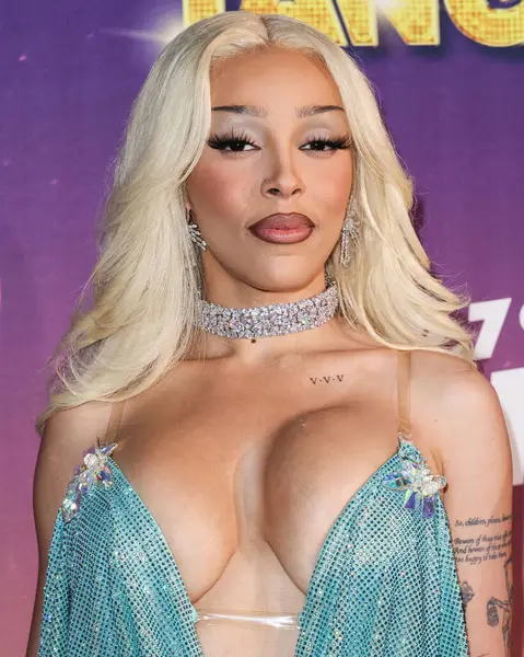 Amerikalı rapçi ve şarkıcı Doja Cat (Amala Ratna Zandile Dlamini) 10 Mayıs 2025 tarihinde Huntington City Beach, Orange County, California, ABD 'de düzenlenen Fiji Airways tarafından sunulan iHeartRadio 102.7 KIIS FM Wango 2025' e ulaştı..