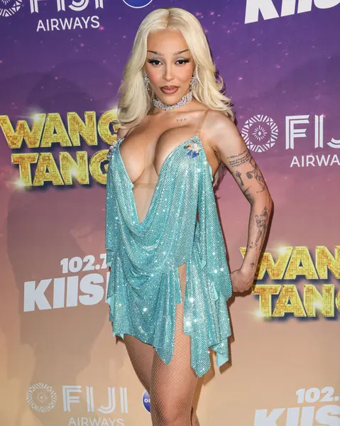 Amerikalı rapçi ve şarkıcı Doja Cat (Amala Ratna Zandile Dlamini) 10 Mayıs 2025 tarihinde Huntington City Beach, Orange County, California, ABD 'de düzenlenen Fiji Airways tarafından sunulan iHeartRadio 102.7 KIIS FM Wango 2025' e ulaştı..