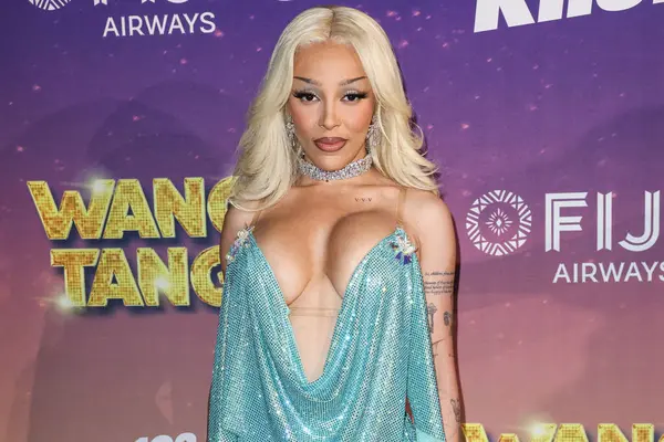 Amerikalı rapçi ve şarkıcı Doja Cat (Amala Ratna Zandile Dlamini) 10 Mayıs 2025 tarihinde Huntington City Beach, Orange County, California, ABD 'de düzenlenen Fiji Airways tarafından sunulan iHeartRadio 102.7 KIIS FM Wango 2025' e ulaştı..