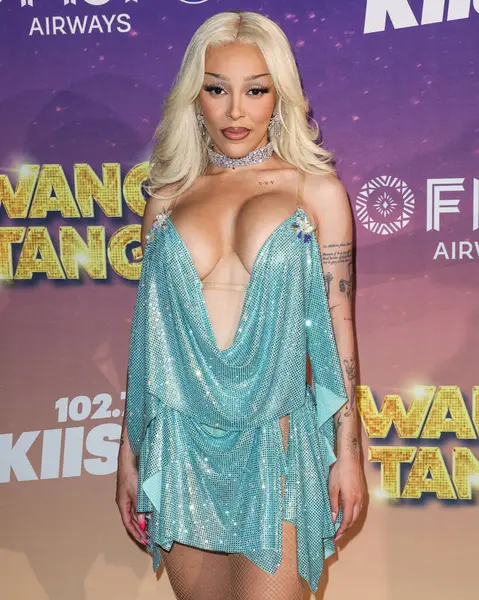 Amerikalı rapçi ve şarkıcı Doja Cat (Amala Ratna Zandile Dlamini) 10 Mayıs 2025 tarihinde Huntington City Beach, Orange County, California, ABD 'de düzenlenen Fiji Airways tarafından sunulan iHeartRadio 102.7 KIIS FM Wango 2025' e ulaştı..