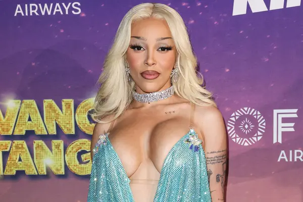 Amerikalı rapçi ve şarkıcı Doja Cat (Amala Ratna Zandile Dlamini) 10 Mayıs 2025 tarihinde Huntington City Beach, Orange County, California, ABD 'de düzenlenen Fiji Airways tarafından sunulan iHeartRadio 102.7 KIIS FM Wango 2025' e ulaştı..