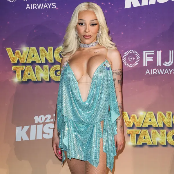 Amerikalı rapçi ve şarkıcı Doja Cat (Amala Ratna Zandile Dlamini) 10 Mayıs 2025 tarihinde Huntington City Beach, Orange County, California, ABD 'de düzenlenen Fiji Airways tarafından sunulan iHeartRadio 102.7 KIIS FM Wango 2025' e ulaştı..