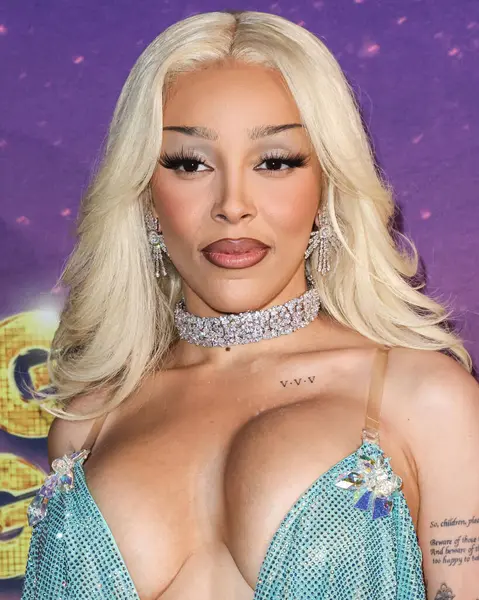 Amerikalı rapçi ve şarkıcı Doja Cat (Amala Ratna Zandile Dlamini) 10 Mayıs 2025 tarihinde Huntington City Beach, Orange County, California, ABD 'de düzenlenen Fiji Airways tarafından sunulan iHeartRadio 102.7 KIIS FM Wango 2025' e ulaştı..