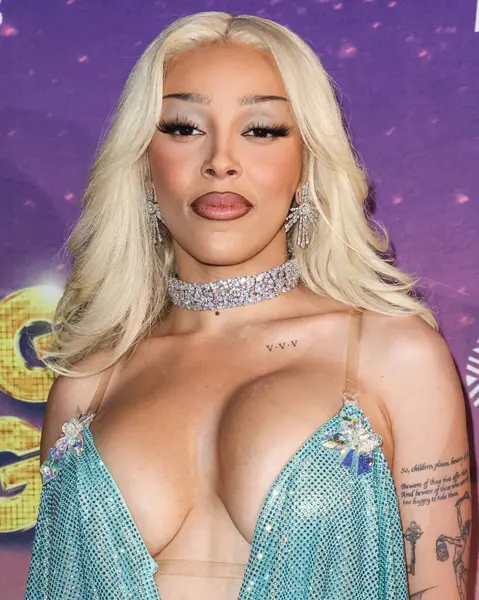 Amerikalı rapçi ve şarkıcı Doja Cat (Amala Ratna Zandile Dlamini) 10 Mayıs 2025 tarihinde Huntington City Beach, Orange County, California, ABD 'de düzenlenen Fiji Airways tarafından sunulan iHeartRadio 102.7 KIIS FM Wango 2025' e ulaştı..