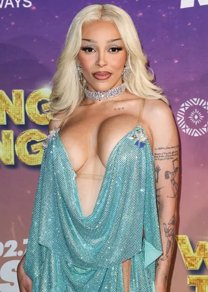 Amerikalı rapçi ve şarkıcı Doja Cat (Amala Ratna Zandile Dlamini) 10 Mayıs 2025 tarihinde Huntington City Beach, Orange County, California, ABD 'de düzenlenen Fiji Airways tarafından sunulan iHeartRadio 102.7 KIIS FM Wango 2025' e ulaştı..