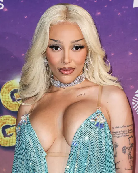 Amerikalı rapçi ve şarkıcı Doja Cat (Amala Ratna Zandile Dlamini) 10 Mayıs 2025 tarihinde Huntington City Beach, Orange County, California, ABD 'de düzenlenen Fiji Airways tarafından sunulan iHeartRadio 102.7 KIIS FM Wango 2025' e ulaştı..
