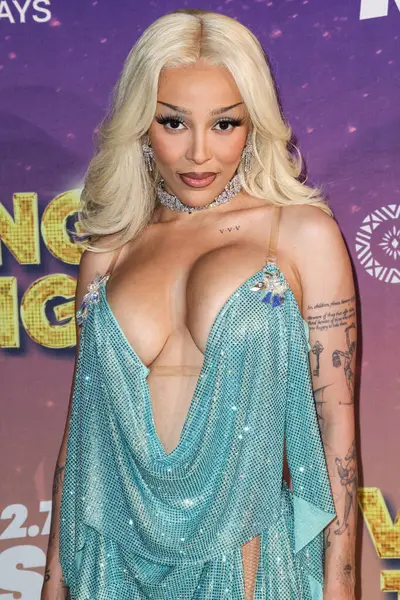 Amerikalı rapçi ve şarkıcı Doja Cat (Amala Ratna Zandile Dlamini) 10 Mayıs 2025 tarihinde Huntington City Beach, Orange County, California, ABD 'de düzenlenen Fiji Airways tarafından sunulan iHeartRadio 102.7 KIIS FM Wango 2025' e ulaştı..