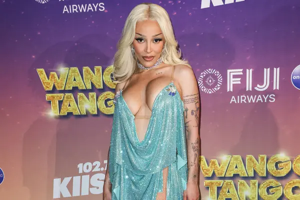 Amerikalı rapçi ve şarkıcı Doja Cat (Amala Ratna Zandile Dlamini) 10 Mayıs 2025 tarihinde Huntington City Beach, Orange County, California, ABD 'de düzenlenen Fiji Airways tarafından sunulan iHeartRadio 102.7 KIIS FM Wango 2025' e ulaştı..