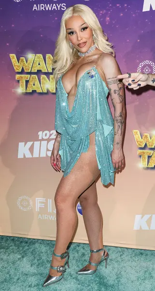 Amerikalı rapçi ve şarkıcı Doja Cat (Amala Ratna Zandile Dlamini) 10 Mayıs 2025 tarihinde Huntington City Beach, Orange County, California, ABD 'de düzenlenen Fiji Airways tarafından sunulan iHeartRadio 102.7 KIIS FM Wango 2025' e ulaştı..