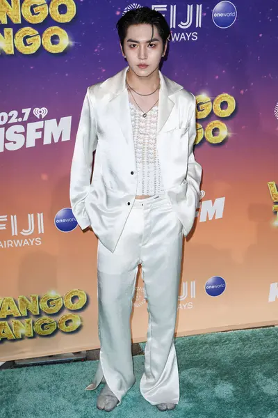 Güney Koreli şarkıcı ve söz yazarı Kino (Kang Hyung-gu) 10 Mayıs 2025 tarihinde Huntington City Beach, Orange County, Kaliforniya, ABD 'de düzenlenen iHeartRadio 102.7 KIIS FM Wango Tango 2025' e ulaştı..