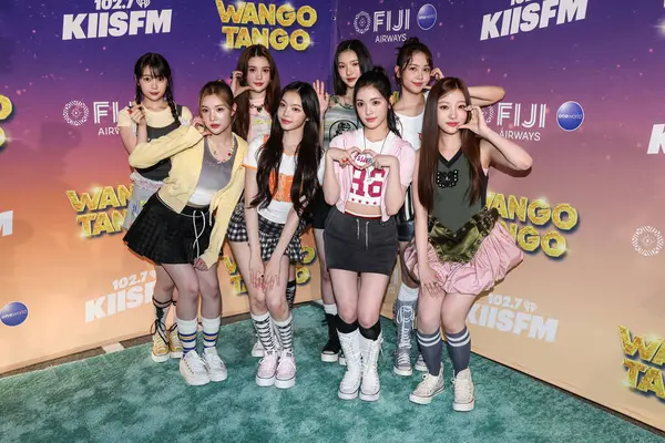 Ye-on, Juun, A-na, Ian, Jiwoo, Yuha, Carmen (Nyoman Ayu Carmenita) ve Güney Koreli kız grubu Hearts2Hearts 'ten Stella, 10 Mayıs 2025 tarihinde Huntington City Beach' te düzenlenen Fiji Havayolları tarafından sunulan iHeartRadio 102.7 KIIS FM Wango 2025 'e geldiler. 