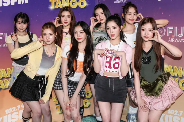 Ye-on, Juun, A-na, Ian, Jiwoo, Yuha, Carmen (Nyoman Ayu Carmenita) ve Güney Koreli kız grubu Hearts2Hearts 'ten Stella, 10 Mayıs 2025 tarihinde Huntington City Beach' te düzenlenen Fiji Havayolları tarafından sunulan iHeartRadio 102.7 KIIS FM Wango 2025 'e geldiler. 