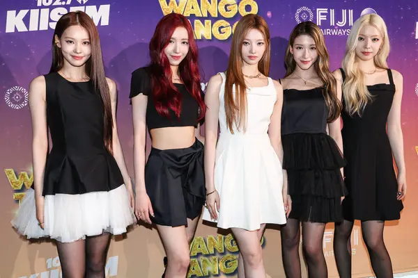 Chenyu (Zhu Chenyu), Miche (Chen Jiayi), Shijie (Li Shijie), Kat (Chen Jiachen), Quchang (Qu Chang) Çinli kız grubu A2O MAY iHeartRadio 102.7 KIIS FM Wango 2025 Huntington City Beach 'de düzenlenen Fiji Airways tarafından sunulmaktadır. 