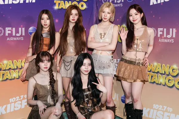 Jiwoo, Lily Jin Park Morrow, Sullyoon, Kyujin (Jang Kyujin), BAE (Bae Jinsol) ve Güney Koreli kız grubu NMIXX 'ten Haewon, Huntington City Beach' te düzenlenen Fiji Havayolları tarafından sunulan iHeartRadio 102.7 KIIS FM Wango 2025 'e geldiler. 