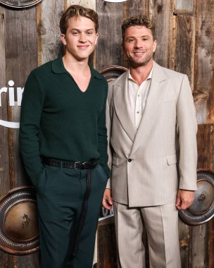 Deacon Phillippe ve Peder Ryan Phillippe, 13 Mayıs 2025 'te Los Angeles' ta bulunan Akademi Sinema Müzesi 'ndeki Ted Mann Tiyatrosu' nda düzenlenen Amazon Prime Video 'nun' Motorheads '1. sezonunun Los Angeles Özel Gösterimi' ne geldiler.