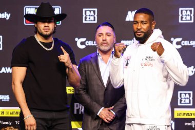 Gilberto 'Zurdo' Ramirez, Oscar De La Hoya ve Yuniel Dorticos 14 Mayıs 2025 'te Hollywood, Los Angeles, Kaliforniya, ABD' de düzenlenen Jake Paul - Julio Cesar Chavez Jr. Basın Konferansına katıldılar..  