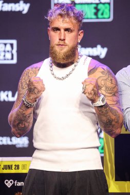 Amerikalı profesyonel boksör ve aktör Jake 'El Gallo de Dorado' Paul, 14 Mayıs 2025 'te Hollywood, Los Angeles, Kaliforniya, ABD' de düzenlenen Jake Paul - Julio Cesar Chavez Jr. Basın Konferansına katıldı..        