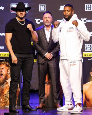 Gilberto 'Zurdo' Ramirez, Oscar De La Hoya ve Yuniel Dorticos 14 Mayıs 2025 'te Hollywood, Los Angeles, Kaliforniya, ABD' de düzenlenen Jake Paul - Julio Cesar Chavez Jr. Basın Konferansına katıldılar..  