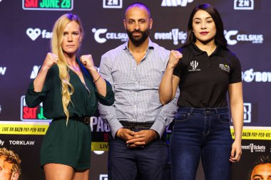 Holly Holm, Nakisa Bidarian ve Yolanda Vega 14 Mayıs 2025 'te Hollywood, Los Angeles, Kaliforniya, ABD' de düzenlenen Jake Paul - Julio Cesar Chavez Jr. Basın Konferansına katıldılar.. 