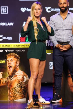 Amerikalı profesyonel boksör ve eski karma dövüş sanatçısı Holly Holm, 14 Mayıs 2025 'te Hollywood, Los Angeles, Kaliforniya, ABD' de düzenlenen Jake Paul - Julio Cesar Chavez Jr. Basın Konferansına katıldı..