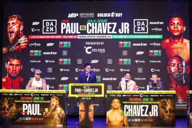 Jake 'El Gallo de Dorado' Paul, Chris Mannix, Julio Cesar Chavez Jr. ve Julio Cesar Chavez 14 Mayıs 2025 tarihinde Hollywood, Los Angeles, Kaliforniya, ABD 'de düzenlenen Jake Paul - Julio Cesar Chavez Jr. Basın Konferansına katıldılar.