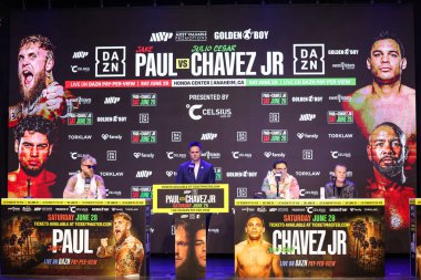 Jake 'El Gallo de Dorado' Paul, Chris Mannix, Julio Cesar Chavez Jr. ve Julio Cesar Chavez 14 Mayıs 2025 tarihinde Hollywood, Los Angeles, Kaliforniya, ABD 'de düzenlenen Jake Paul - Julio Cesar Chavez Jr. Basın Konferansına katıldılar.