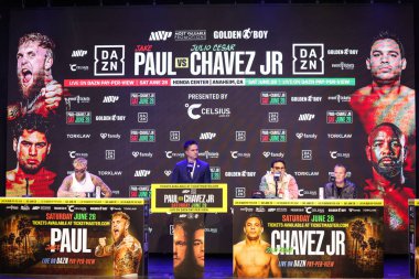 Jake 'El Gallo de Dorado' Paul, Chris Mannix, Julio Cesar Chavez Jr. ve Julio Cesar Chavez 14 Mayıs 2025 tarihinde Hollywood, Los Angeles, Kaliforniya, ABD 'de düzenlenen Jake Paul - Julio Cesar Chavez Jr. Basın Konferansına katıldılar.