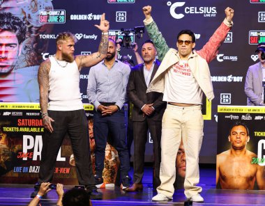 Jake 'El Gallo de Dorado' Paul, Nakisa Bidarian, Oscar De La Hoya ve Julio Cesar Chavez Jr., 14 Mayıs 2025 'te Hollywood, Los Angeles, Kaliforniya' da düzenlenen Jake Paul - Julio Cesar Chavez Jr. Basın Konferansına katıldı.