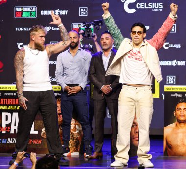 Jake 'El Gallo de Dorado' Paul, Nakisa Bidarian, Oscar De La Hoya ve Julio Cesar Chavez Jr., 14 Mayıs 2025 'te Hollywood, Los Angeles, Kaliforniya' da düzenlenen Jake Paul - Julio Cesar Chavez Jr. Basın Konferansına katıldı.