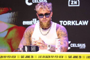 Amerikalı profesyonel boksör ve aktör Jake 'El Gallo de Dorado' Paul, 14 Mayıs 2025 'te Hollywood, Los Angeles, Kaliforniya, ABD' de düzenlenen Jake Paul - Julio Cesar Chavez Jr. Basın Konferansına katıldı..         